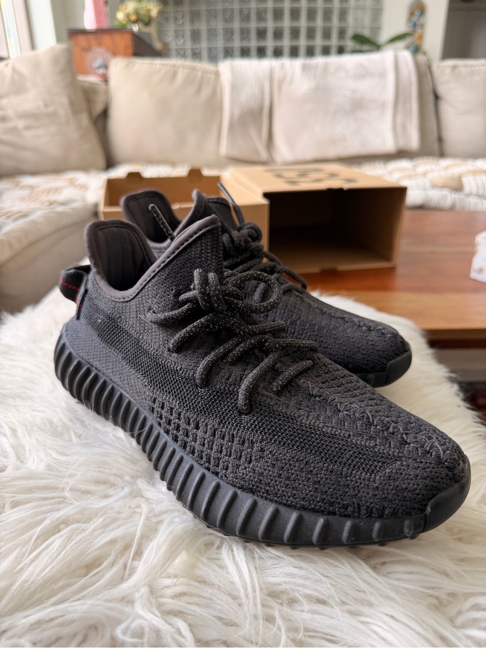 Yeezy Boost 350 V2 Black Knit and Red Sneakers size woman 7.5 / men 6
